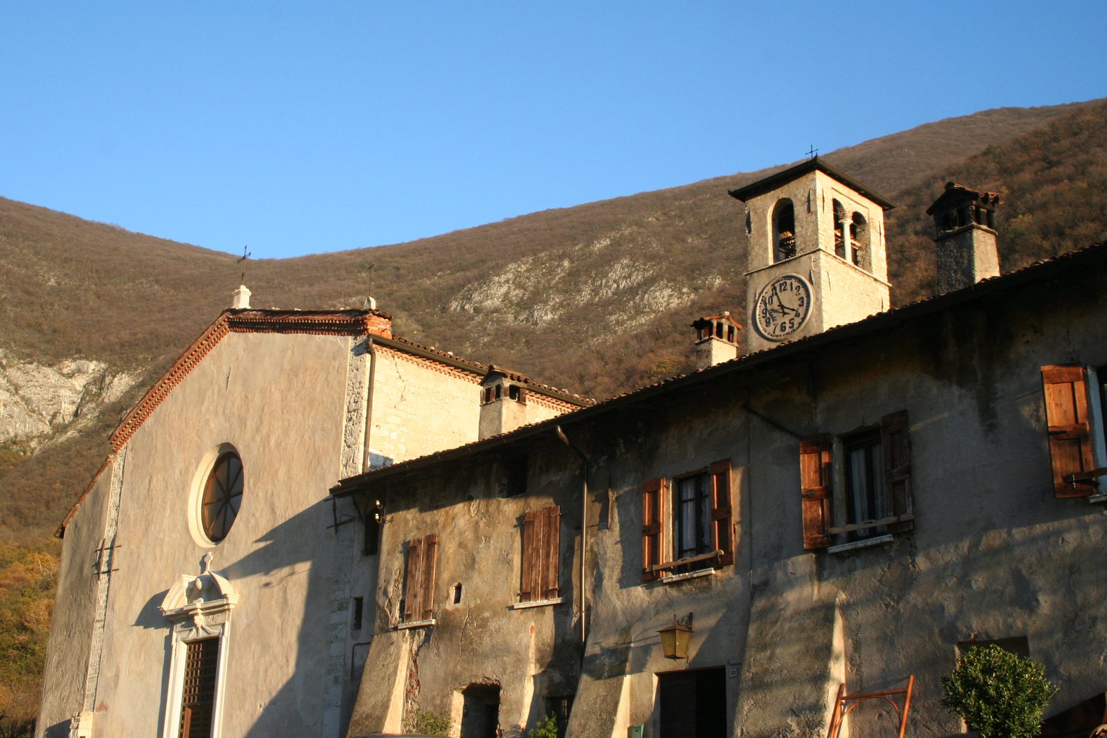 La facciata della Pieve, la canonica e il campanile con l'orologio