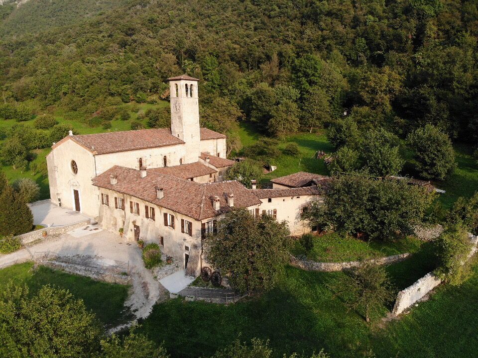 La Pieve della Mitria vista dall'alto con il sagrato e la scalinata