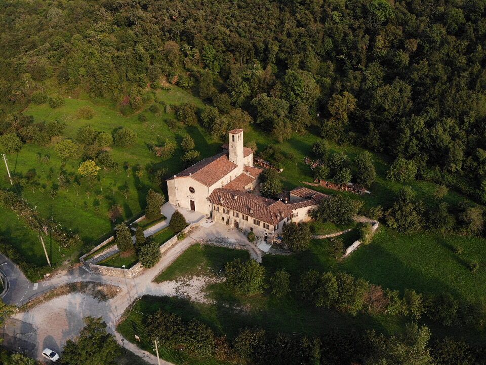 La Pieve tra i boschi del Monte Dragone