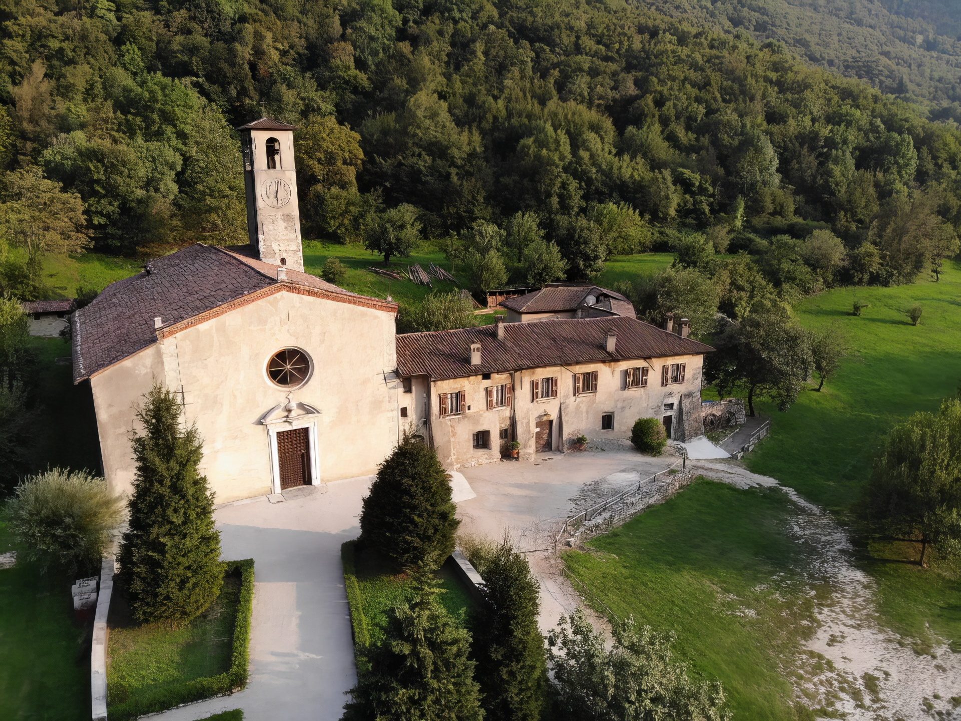 La Pieve della Mitria vista dall'alto, tra i boschi della Valle del Garza
