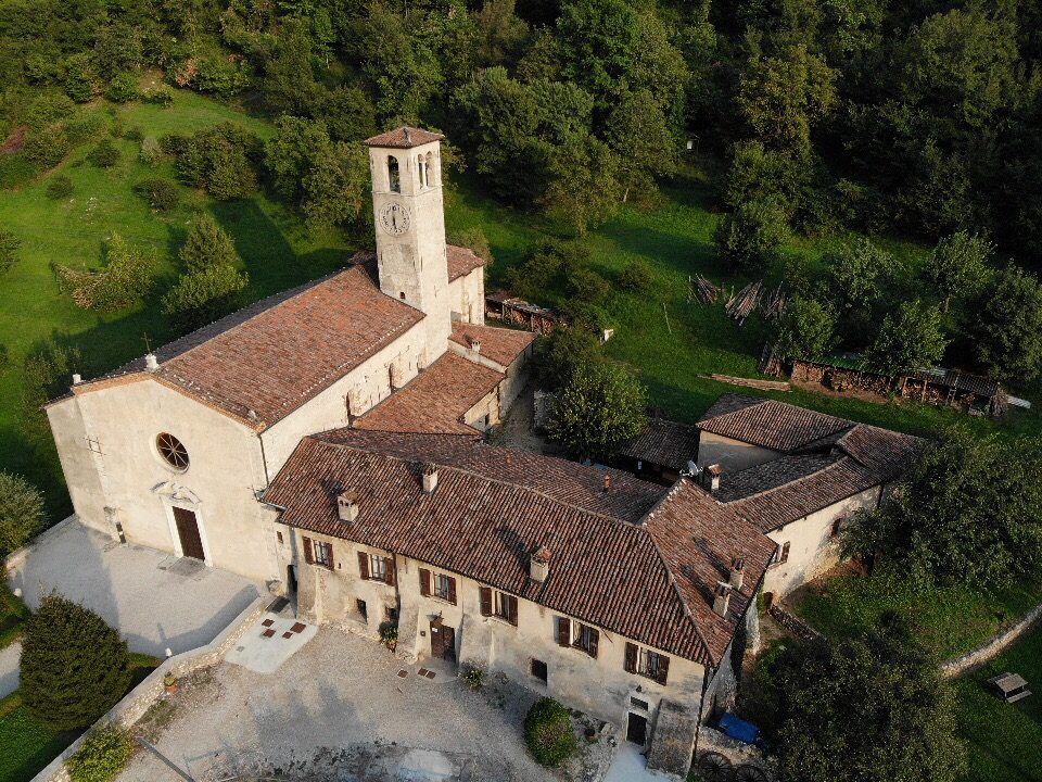 I tetti della Pieve e della canonica visti dal drone