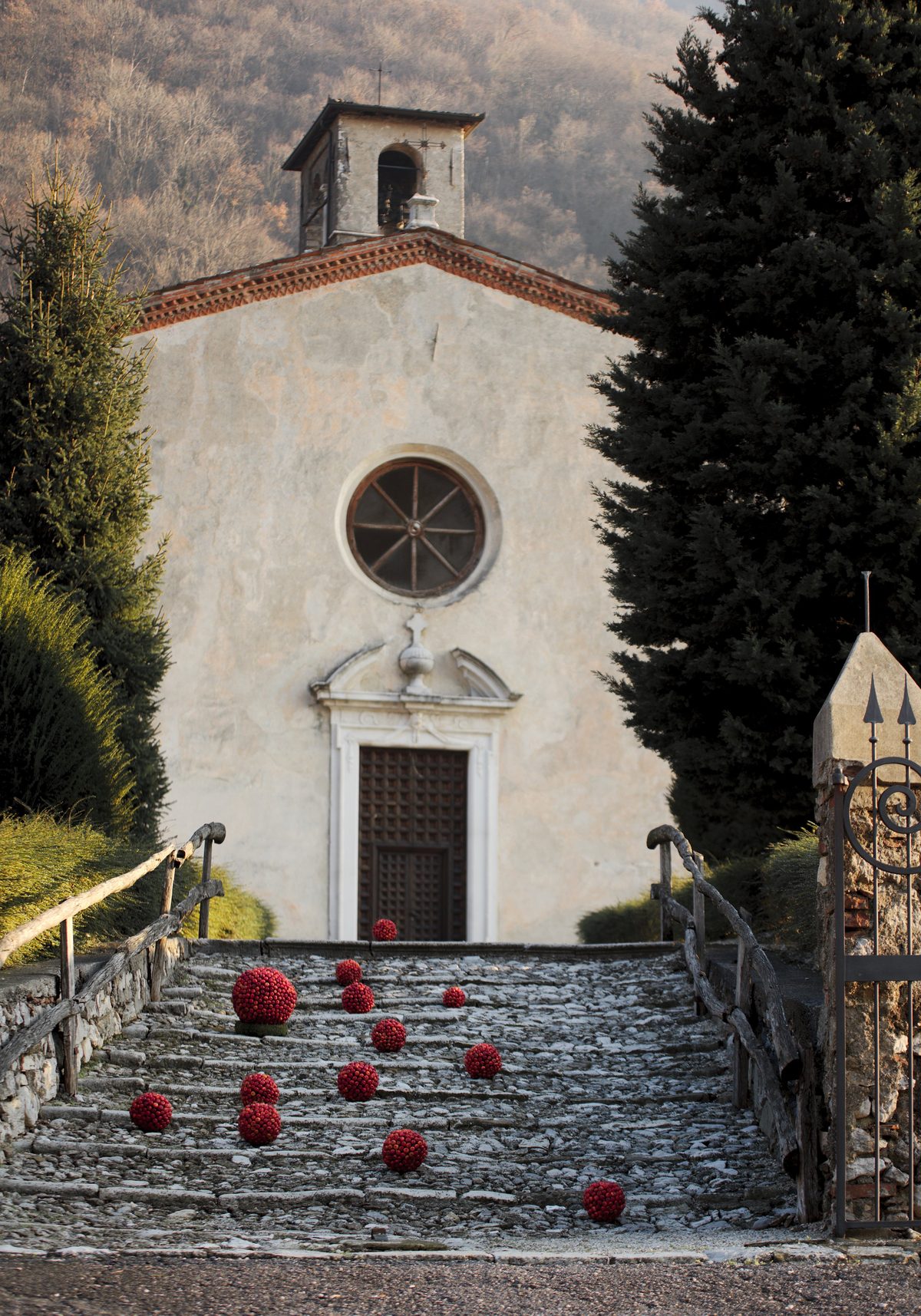 La facciata della Pieve della Mitria con il rosone e la scalinata in pietra