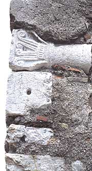 Capitello del X secolo reimpiegato nella struttura