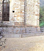 Lo scavo e la trincea dietro l'Abside
