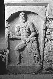 Bassorilievo romano riutilizzato nella muratura