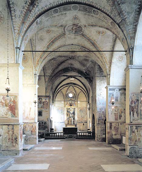 Interno della Pieve: gli affreschi ricoprono le pareti